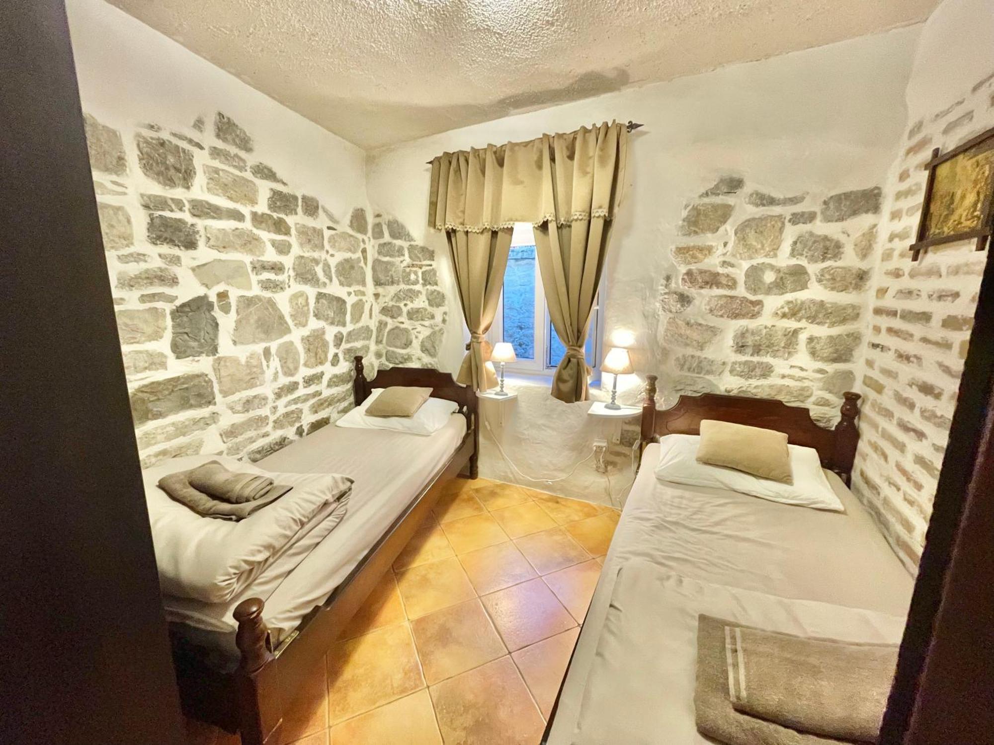 Old Town House With Private Garden Lejlighed Budva Eksteriør billede