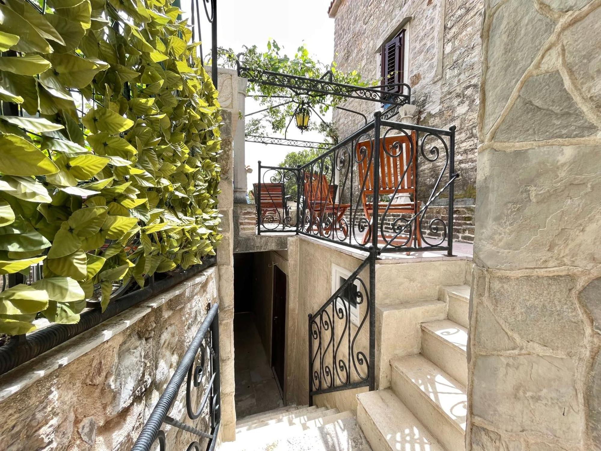 Old Town House With Private Garden Lejlighed Budva Eksteriør billede