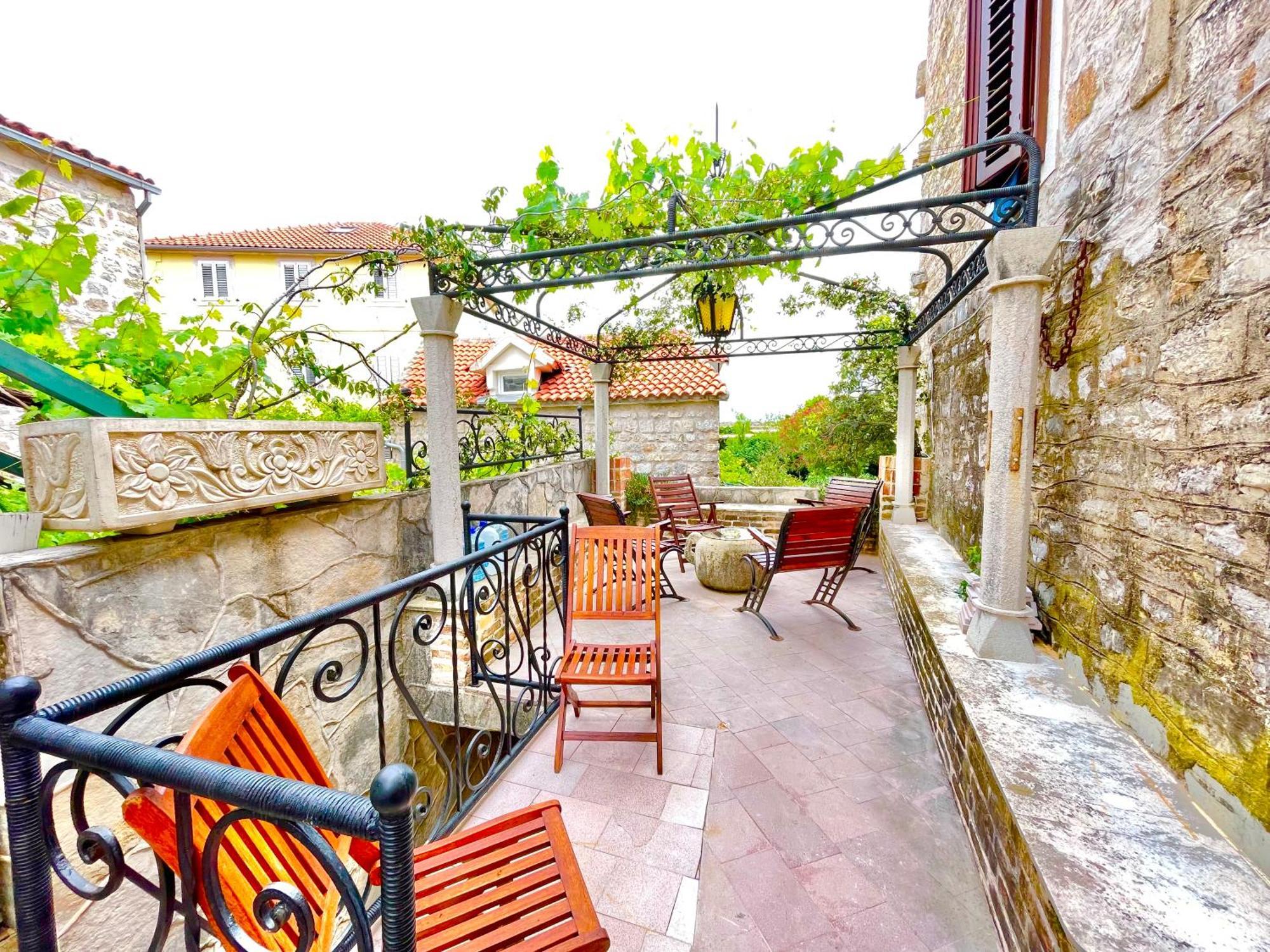 Old Town House With Private Garden Lejlighed Budva Eksteriør billede