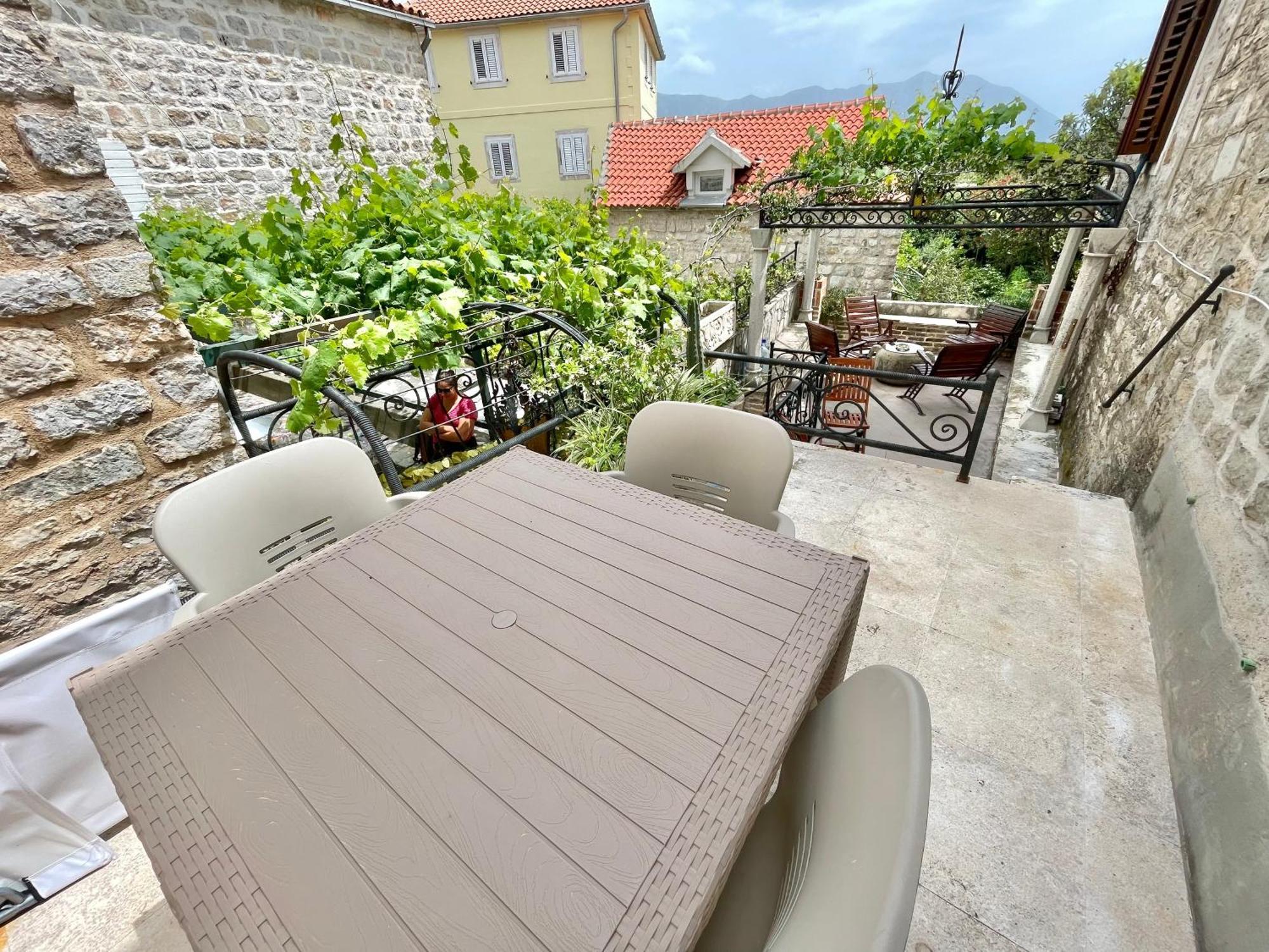 Old Town House With Private Garden Lejlighed Budva Eksteriør billede